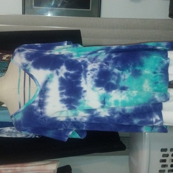 Tie dye host pick plus sz - Picture 2 of 4